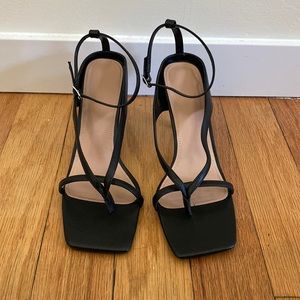 9.5 womens black strappy sandal. Perfect for summer. Bottega Veneta inspired.